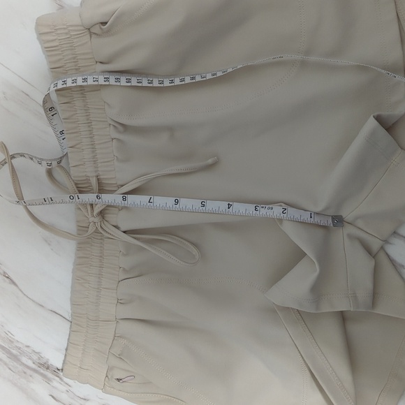 Cynthia Rowley Cream Shorts Size Medium - Picture 14 of 14